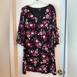 Beautiful floral dress, 3/4 sleeves appropriate  to attend any social event.